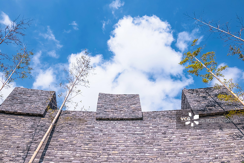 晴朗的午后，扬州朴园的园林建筑风景图片素材