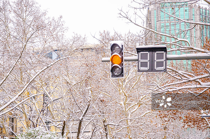 雪后南京城市街景；雪后路灯；雪天出行图片素材