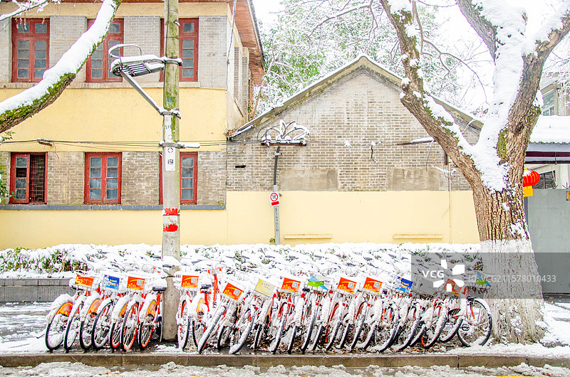 雪后南京城市街景；雪后路灯；雪天出行图片素材