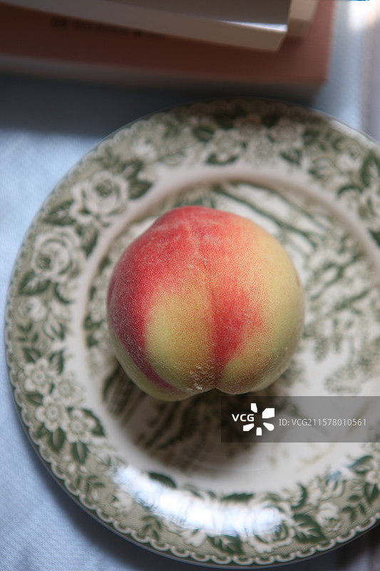 水蜜桃和书桌一隅图片素材