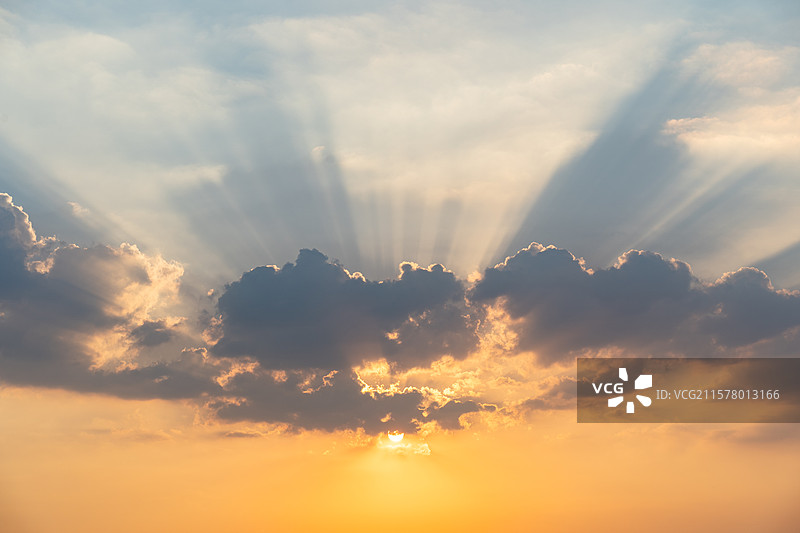 城市高空太阳光穿过云层的丁达尔现象图片素材