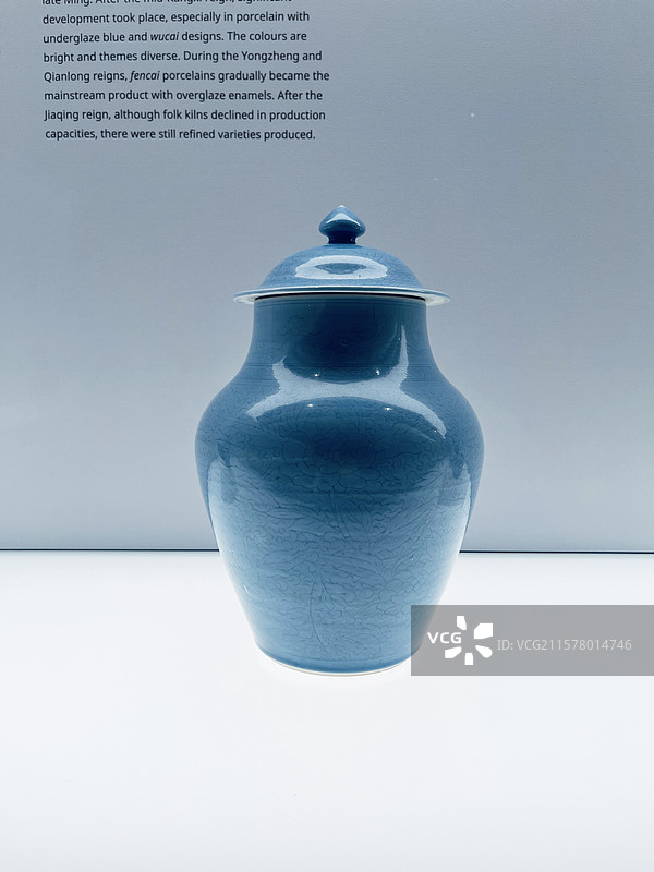 天青釉刻花缠枝花卉纹盖罐 清顺治 景德镇窑图片素材