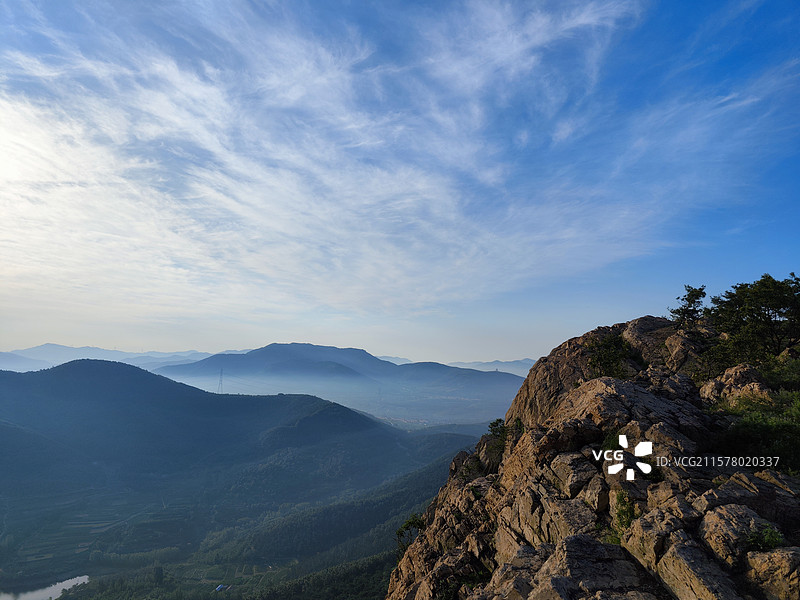 夏日小暑节气，莒县屋楼崮群山水墨山水画图片素材