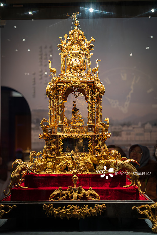 金色华丽装饰品展示于红色底座之上图片素材