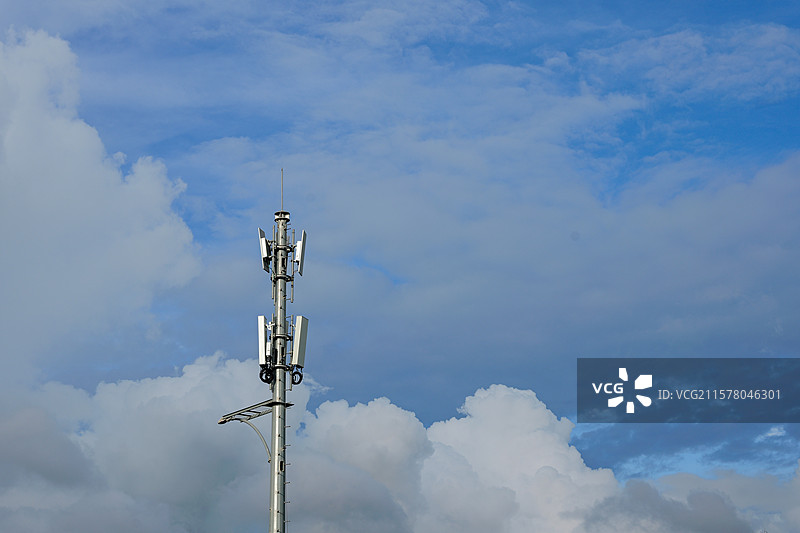 蓝天白云下的信号塔图片素材
