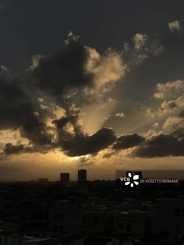 傍晚时分 被云朵遮蔽的落日图片素材