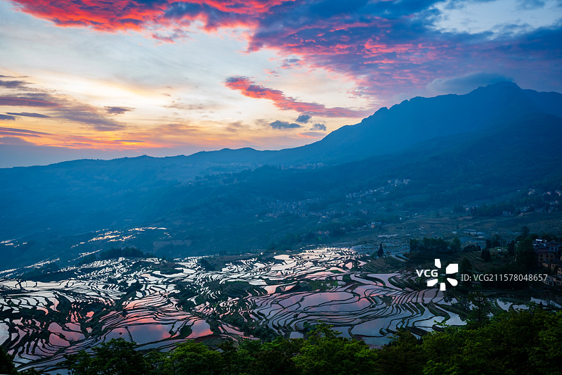 撒玛坝梯田元阳哈尼梯田山间日出云雾缭绕图片素材