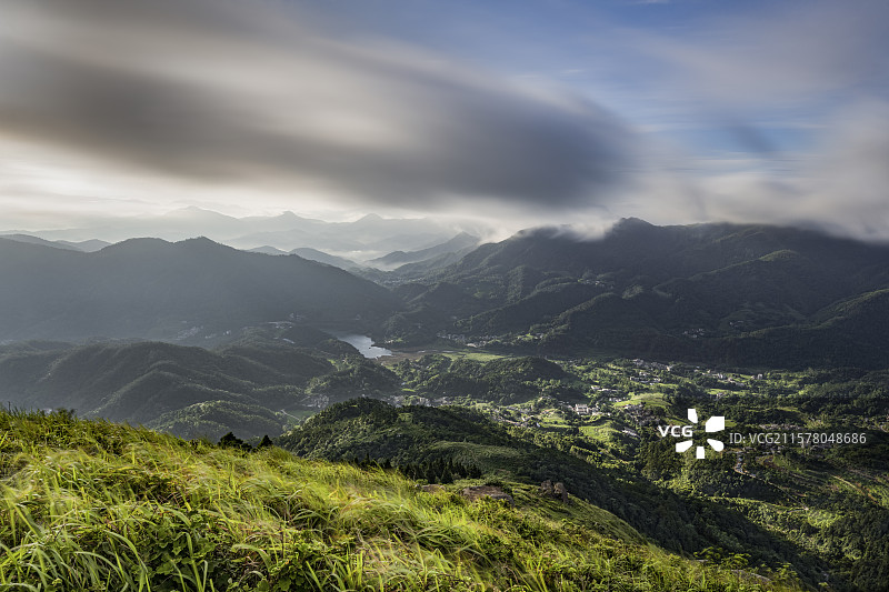 广西玉林市容县天堂山自治区级自然保护区-六五顶，广西版小新疆，清晨日出时分俯瞰山间农田，山峦起伏图片素材