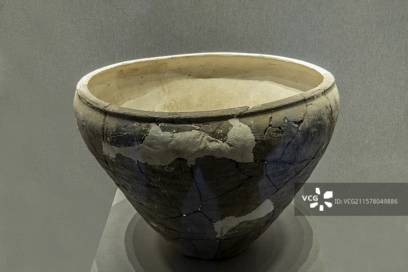 内蒙古包头市博物馆古代史展厅：绳纹大口陶罐（新石器时代，白泥窑子文化，1980年包头市阿善遗址出土）图片素材
