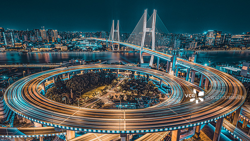 夜晚的南浦大桥（长曝光车流）图片素材
