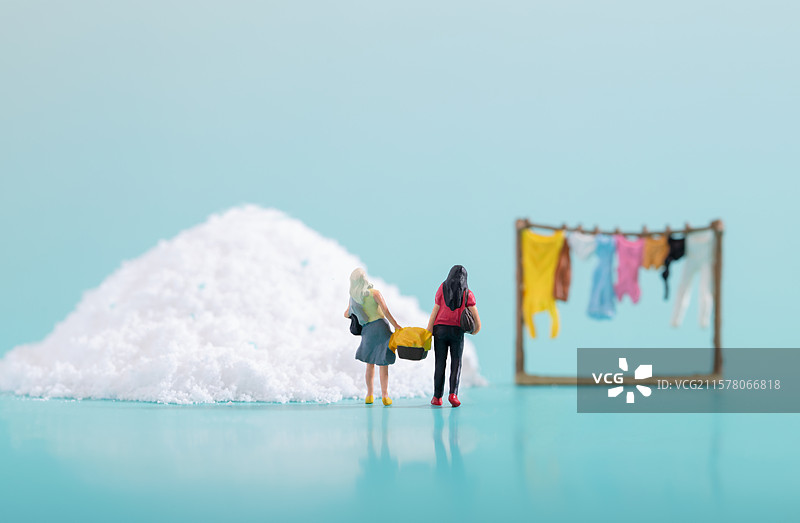 微缩创意洗衣粉与洗衣晾晒的人图片素材