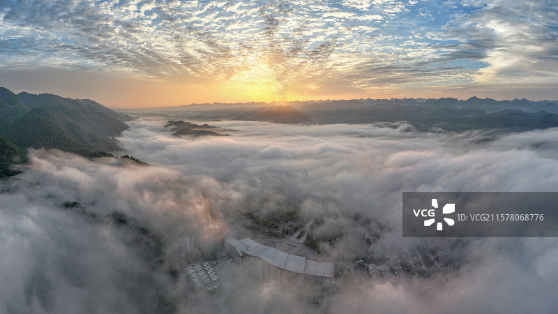晨曦中的荔小七孔图片素材