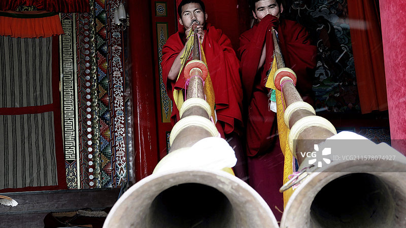 藏历新年的吹奏图片素材