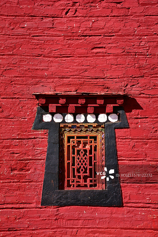 木雅大寺红色围墙上的窗户图片素材