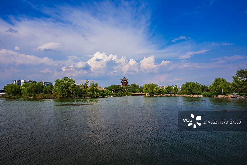 水碧天蓝云白城美-炎炎夏日雨后初晴的清凉东昌湖畔-名人岛25.07图片素材