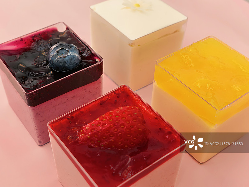 拼盘水果慕斯蛋糕图片素材