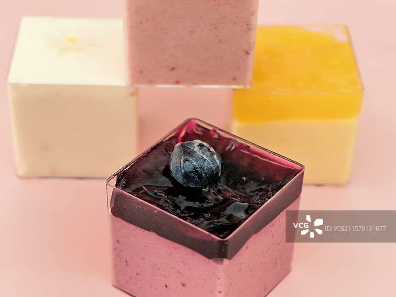 拼盘水果慕斯蛋糕图片素材