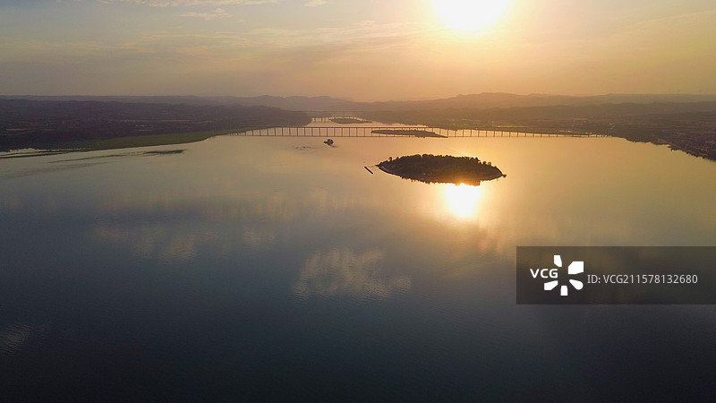 黄河西霞院庞巴迪水上运动中心夕阳云倒影高清远山公路铁路桥图片素材
