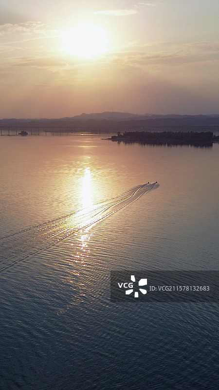 黄河西霞院庞巴迪水上运动中心夕阳云倒影高清远山公路铁路桥图片素材