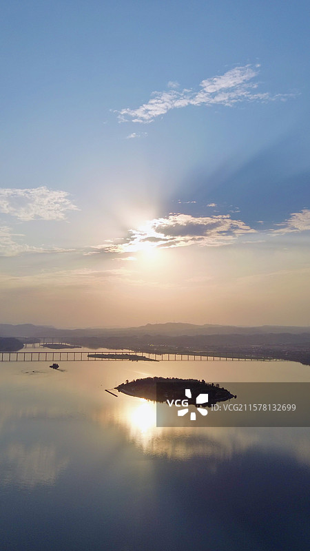 黄河西霞院庞巴迪水上运动中心夕阳云倒影高清远山公路铁路桥图片素材