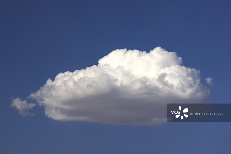 蓝天和棉花糖般的云朵图片素材