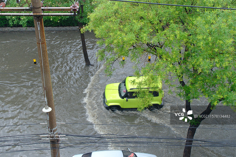 石家庄城市暴雨。夏天雨景。积水的街道。看海。交通图片素材