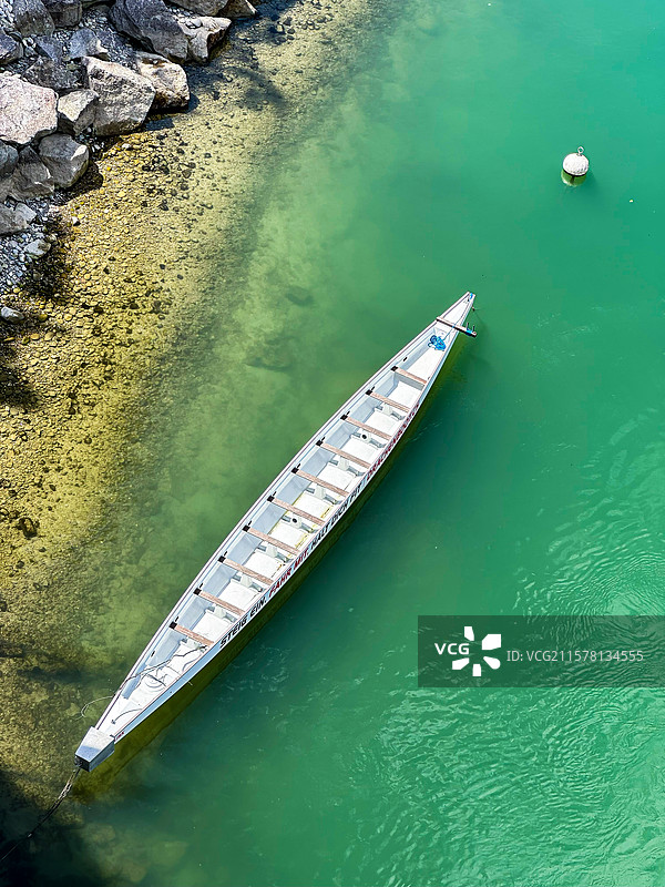 河面上的小舟图片素材