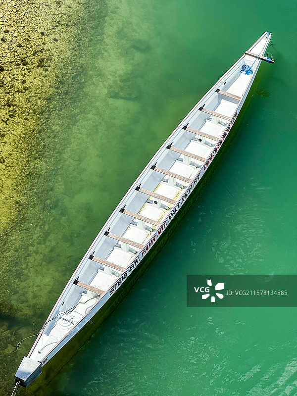 河面上的小舟图片素材