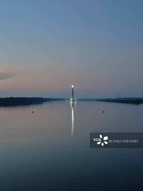 汉江夜色美     入夏高温以来，汉江沙洋段蓝调时刻景色更加梦幻迷人。图片素材