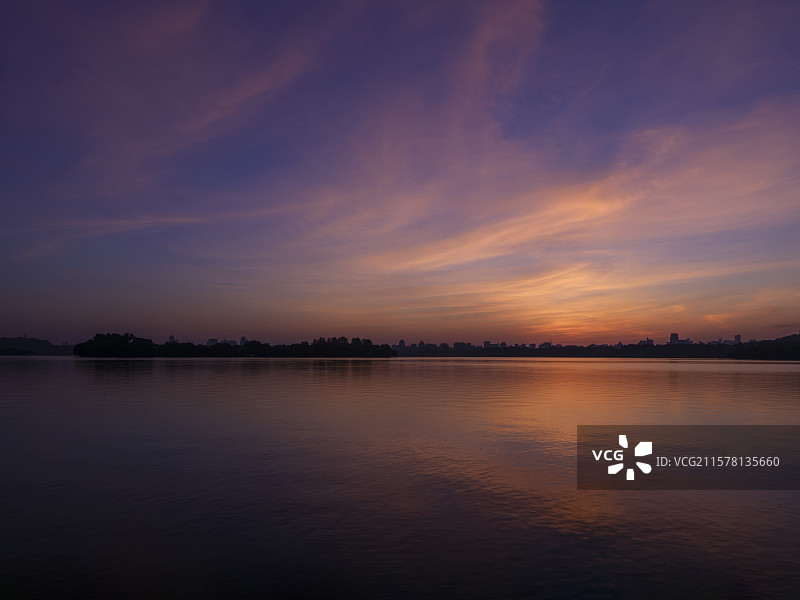 2025年7月4日，杭州西湖日出朝霞图片素材