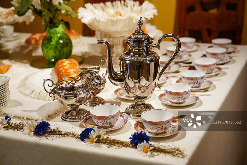 北欧博物馆内欧式餐桌上盘子和茶杯的特写镜头图片素材