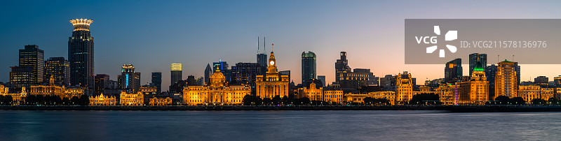 上海外滩万国建筑夜景全景图片素材