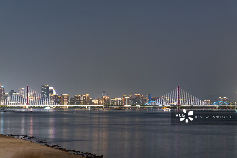 浙江省杭州市钱塘江畔钱江新城日落夜晚城市风光图片素材