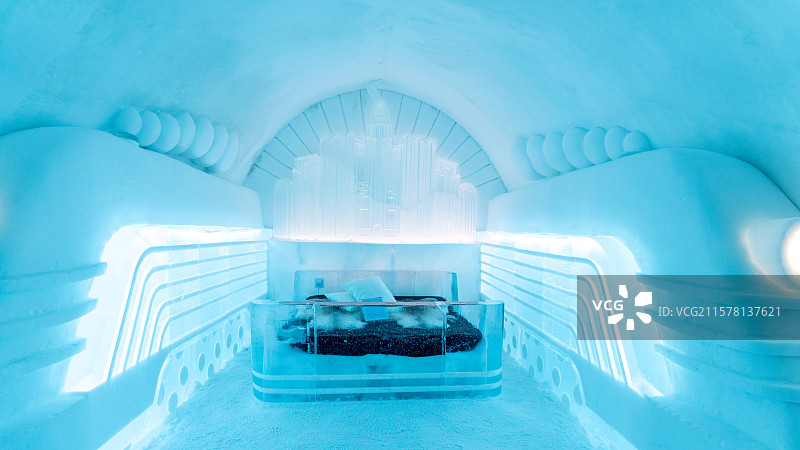 北欧瑞典基律纳冰酒店ice hotel内部由冰雪制作的房间和各类装饰冰雕图片素材