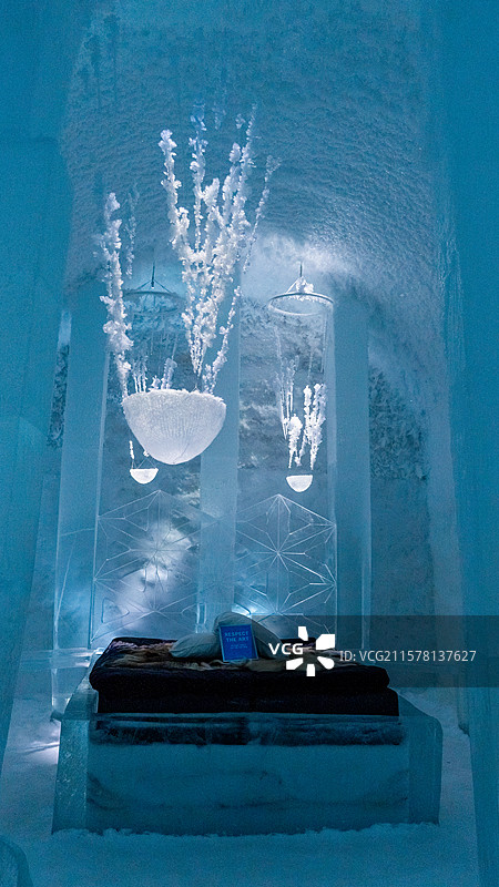 北欧瑞典基律纳冰酒店ice hotel内部由冰雪制作的房间和各类装饰冰雕图片素材