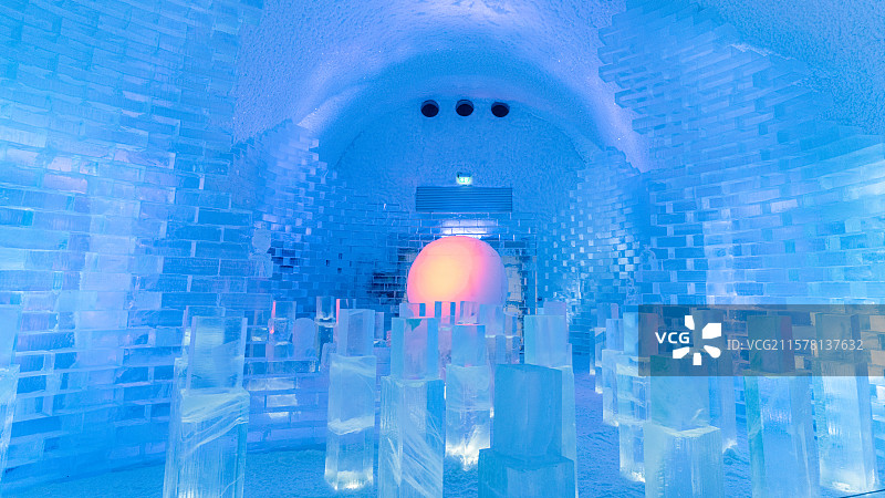北欧瑞典基律纳冰酒店ice hotel内部由冰雪制作的房间和各类装饰冰雕图片素材