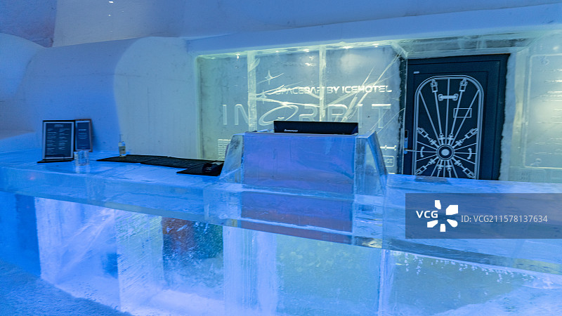 北欧瑞典基律纳冰酒店ice hotel内部由冰雪制作的房间和各类装饰冰雕图片素材