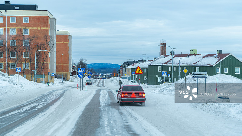 北欧瑞典冬天冰雪覆盖下的小镇街道图片素材