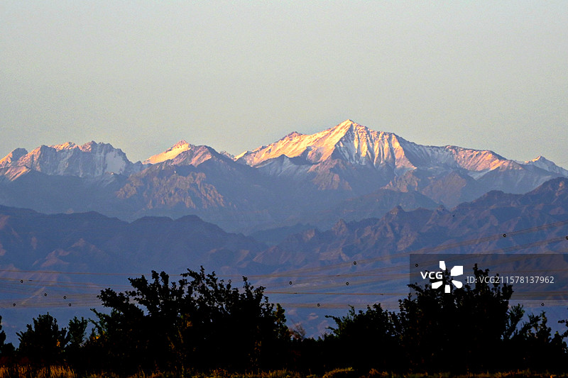 日落时群山对天的景色图片素材