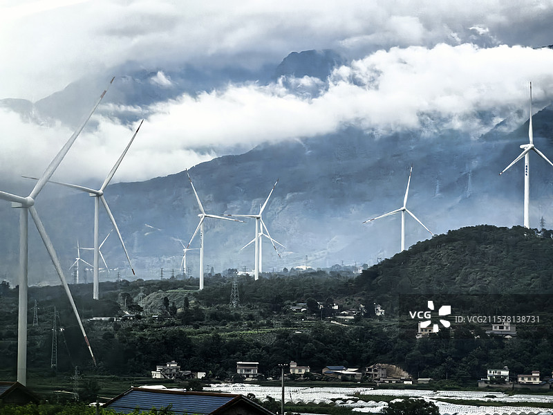 云雾缭绕大凉山图片素材