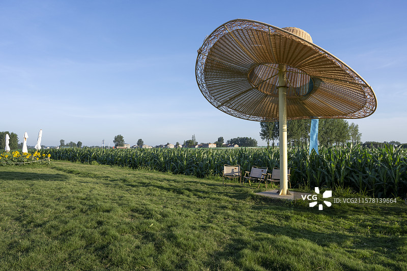 大草帽遮阳帽景观乡村农业主题观光园景观田野自然风光图片素材