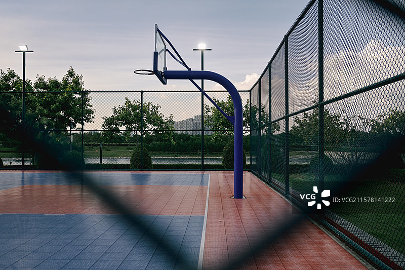篮球场的静谧时光图片素材