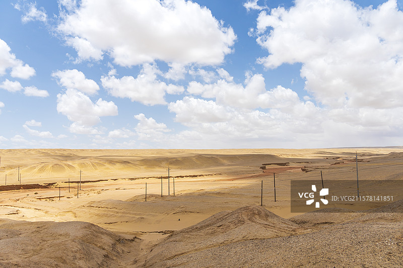 大西北戈壁荒漠上的输电塔电力基础设施蓝天白云图片素材
