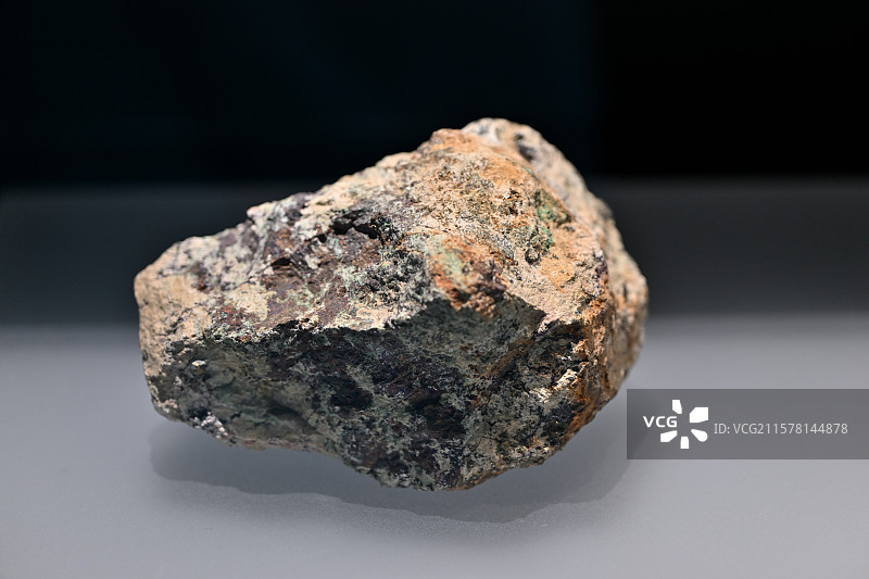 蓝铜矿石，湖北黄石铜绿山矿冶遗址出土，矿石，上海博物馆东馆图片素材