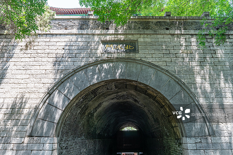 中国5A级旅游景区拍摄主题，山东济南大明湖公园曾巩展览馆城楼下北水门拱形水闸水渠，户外白昼无人图像摄图片素材