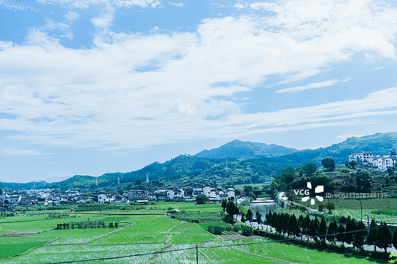 夏日呈坎古村落外部田园风光蓝天白云山脉稻田图片素材
