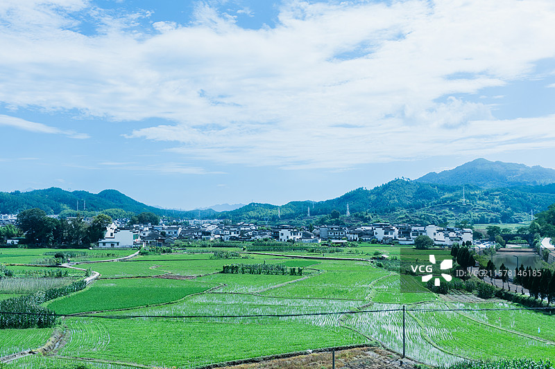 夏日呈坎古村落外部田园风光蓝天白云山脉稻田图片素材