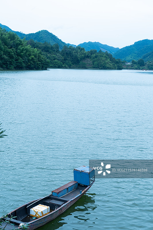 夏日呈坎镇丰乐湖山脉湖水小舟无人幽静图片素材