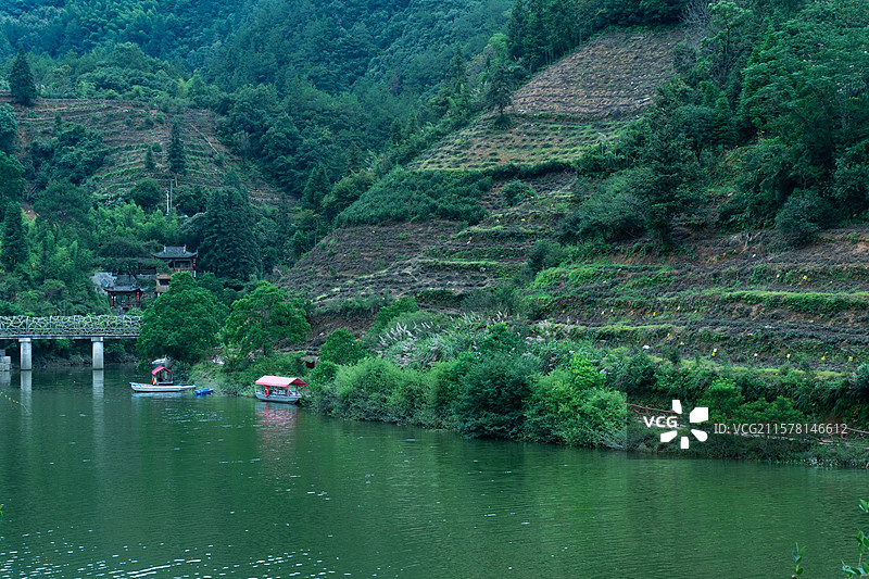 夏日呈坎镇丰乐湖山脉湖水小舟无人幽静图片素材