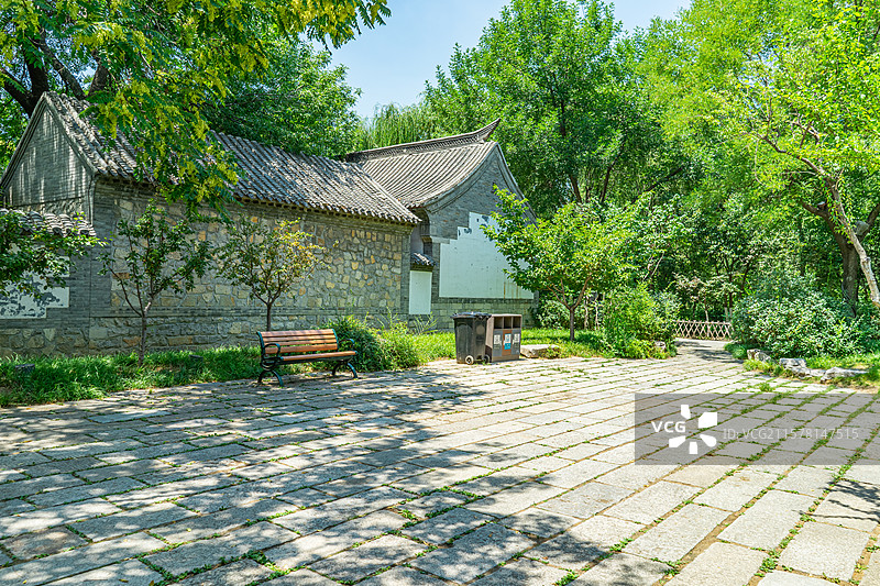 中国5A级旅游景区拍摄主题，山东济南大明湖公园，公园里绿化带和长椅座位，户外白昼无人图像摄影图片素材